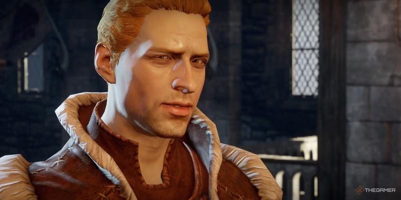 پادشاه الیستر در Dragon Age: Inquisition و نگرانی در مورد مشکل انتقال ذخیره Dragon Age. او مردی با موهای قرمز است که لباسی قهوه ای با تزیینات خزدار پوشیده