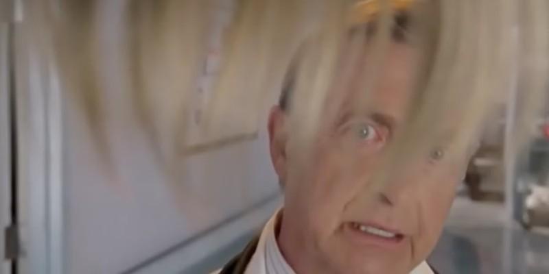 الیوت در حالی که از پشت چتری هاش به کلسو نگاه می کنه در سریال Scrubs - Scrubs قسمت های قدیمی شده