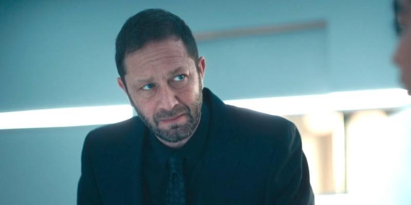 ریچی در حال نگاه کردن به سیدنی در اپیزود 2 فصل 4 سریال The Bear – سریال The Bear شاهکار