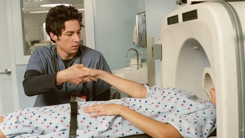 جی.دی همراه با یک زن در دستگاه MRI در سریال Scrubs - Scrubs قسمت های قدیمی شده