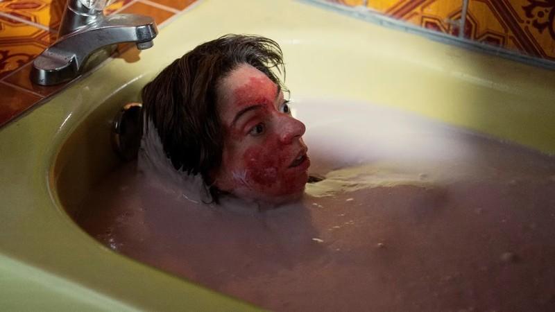سریال های مشابه Something Very Bad Is Going to Happen: تصویری از قسمت 4 سریال Guillermo Del Toro’s Cabinet Of Curiosities زنی را در حمام خون نشان می دهد