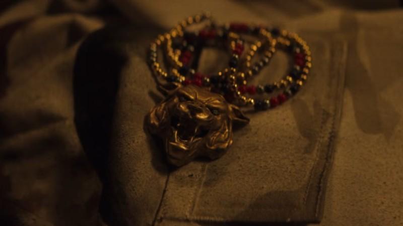 ایسترگ و ارجاعات Daredevil: Born Again: آویزه وایت تایگر