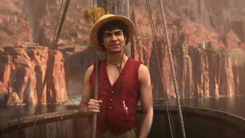 لوفی روی کشتی Going Merry در حالی که یه جارو دستشه و لبخند می زنه در فصل دوم One Piece؛ مقایسه One Piece و Avatar