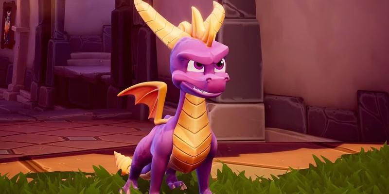 اسپایرو (Spyro the Dragon) با چهره ای مصمم به فردی خارج از تصویر نگاه می کند. Spyro بازی جدید